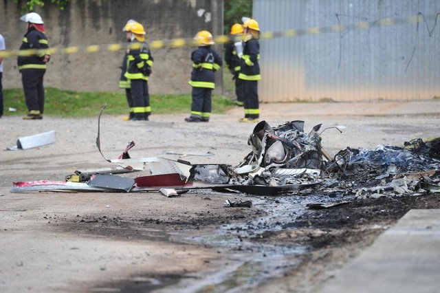 JOINVILLE,SC,BRASIL,08-03-2018.Queda de helicoptero deixa três óbitos em Joinville,fata aconteceu na Servidão Adenilda Roeder,bairro Paranaguamirim (zona Sul).(Foto:Salmo Duarte/A Notícia) JOINVILLE,SC,BRASIL,08-03-2018.Queda de helicoptero deixa três óbitos em Joinville,fata aconteceu na Servidão Adenilda Roeder,bairro Paranaguamirim (zona Sul).(Foto:Salmo Duarte/A Notícia)