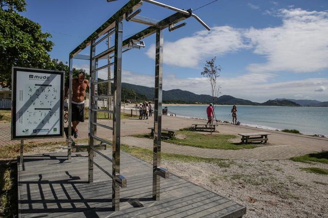 FLORIANOPOLIS, SC,B RASIL, 21/02/2018 - Moradores reivindicam area publica na praia da Armacao, sul da Ilha - Suposto dono de terreno arrancou a estacao de ginastica instalada pela prefeitura na beira da praia da ArmacaoLocal: FlorianópolisIndexador: Betina HumeresFonte: Diário Catarinense FLORIANOPOLIS, SC,B RASIL, 21/02/2018 - Moradores reivindicam area publica na praia da Armacao, sul da Ilha - Suposto dono de terreno arrancou a estacao de ginastica instalada pela prefeitura na beira da praia da ArmacaoLocal: FlorianópolisIndexador: Betina HumeresFonte: Diário Catarinense