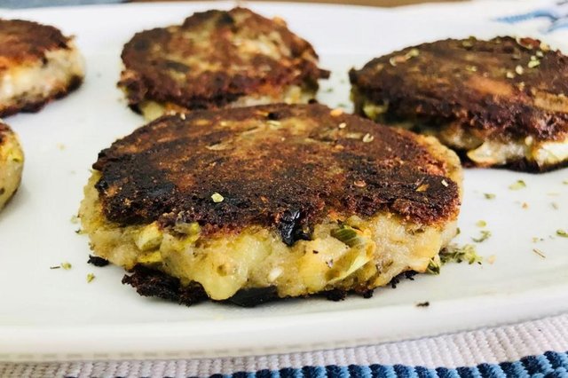 Hambúrguer de berinjela com batata (sem glúten)Preço: R$ 2,69Rendimento: 10 hambúgueresIngredientes2 berinjelas médias3 batatas médias1 cebolasal a gostocheiro verde a gosto1 pitada de cominho em pó1 pitada de canelaModo de fazerCozinhar as berinjelas, batata e a cebola no vapor ou no forno. Depois de bem macias, transferir para uma tigela e amassar tudo com um garfo. Acrescentar os temperos, mexer bem e levar essa massa para esfriar na geladeira por 1 hora ou no congelador por 15 minutos. Com a massa já fria, basta moldar a massa no formato de hambúguer com as mãos. Dica: fazer as bolinhas pequenas e não muito finas porque a massa é sensível e pode desmanchar na hora de grelhar. Os hambúrgueres podem ser fritos por imersão, grelhados na frideira untada ou assados no forno. Comida Saudável para Todos Hambúrguer de berinjela com batata (sem glúten)Preço: R$ 2,69Rendimento: 10 hambúgueresIngredientes2 berinjelas médias3 batatas médias1 cebolasal a gostocheiro verde a gosto1 pitada de cominho em pó1 pitada de canelaModo de fazerCozinhar as berinjelas, batata e a cebola no vapor ou no forno. Depois de bem macias, transferir para uma tigela e amassar tudo com um garfo. Acrescentar os temperos, mexer bem e levar essa massa para esfriar na geladeira por 1 hora ou no congelador por 15 minutos. Com a massa já fria, basta moldar a massa no formato de hambúguer com as mãos. Dica: fazer as bolinhas pequenas e não muito finas porque a massa é sensível e pode desmanchar na hora de grelhar. Os hambúrgueres podem ser fritos por imersão, grelhados na frideira untada ou assados no forno. Comida Saudável para Todos