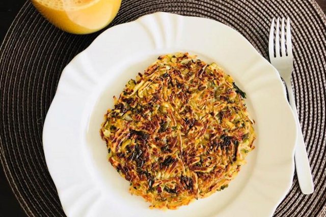 Panqueca de milho (arepa abrasileirada)Preço: R$ 1,21Rendimento: 1 porçãoIngredientes3 colheres de sopa de farinha de milho fina (fubá)½ xícara de água filtradasal a gostotemperos a gosto1 fio de óleo ou azeiteObservação: para uma versão doce, tirar o sal e acrescentar uma colher de melado de cana ou açúcar mascavo. Também pode levar coco ralado, geleias caseiras, amendoim.Modo de fazerMisturar todos os ingredientes numa tigela. Mexer bem até atingir a textura de um minguau. Aquecer a frigideira por uns 30 segundos e untar com um fio de óleo. Despejar a massa e espalhá-la com uma colher. Quando estiver bem dourado de um lado, virar e grelhar do outro. Comida Saudável para Todos Panqueca de milho (arepa abrasileirada)Preço: R$ 1,21Rendimento: 1 porçãoIngredientes3 colheres de sopa de farinha de milho fina (fubá)½ xícara de água filtradasal a gostotemperos a gosto1 fio de óleo ou azeiteObservação: para uma versão doce, tirar o sal e acrescentar uma colher de melado de cana ou açúcar mascavo. Também pode levar coco ralado, geleias caseiras, amendoim.Modo de fazerMisturar todos os ingredientes numa tigela. Mexer bem até atingir a textura de um minguau. Aquecer a frigideira por uns 30 segundos e untar com um fio de óleo. Despejar a massa e espalhá-la com uma colher. Quando estiver bem dourado de um lado, virar e grelhar do outro. Comida Saudável para Todos