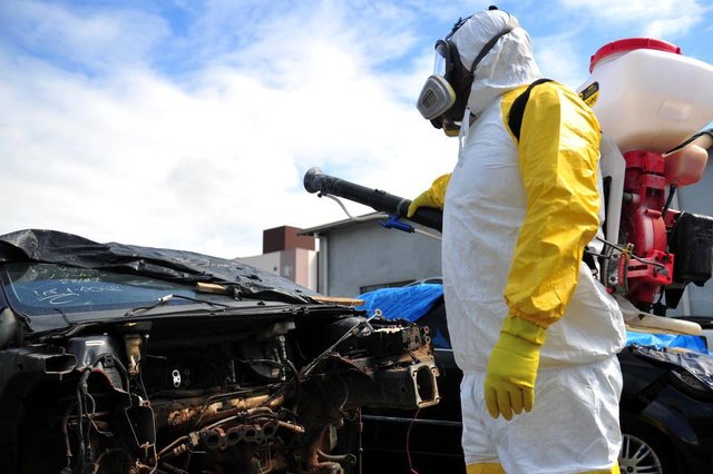 JOINVILLE,SC,BRASIL,23-03-2018.Vigilância Epidemiológica usa Herbicida para combater o mosquito da dengue (Aedes Aegypt) em lojas de peças na zona Sul.(Foto:Salmo Duarte/A Notícia) JOINVILLE,SC,BRASIL,23-03-2018.Vigilância Epidemiológica usa Herbicida para combater o mosquito da dengue (Aedes Aegypt) em lojas de peças na zona Sul.(Foto:Salmo Duarte/A Notícia)