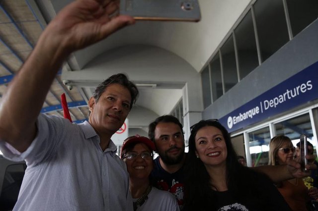 O ex-presidente Lula chegou a Florianópolis por volta de 9h20min deste sábado, em um voo fretado que veio de Porto Alegre (RS). Ele desembarcou na Base Aérea, sem acesso da imprensa, junto com a ex-presidente Dilma Rousseff e outras lideranças do PT para prosseguir com a caravana que começou no Rio Grande do Sul e termina no Paraná, na próxima quarta-feira.
