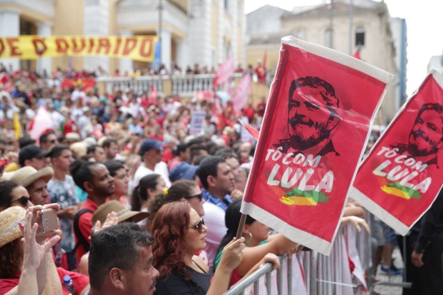 manifestantes pró-lula no Largo da Catedral em Florianópolis