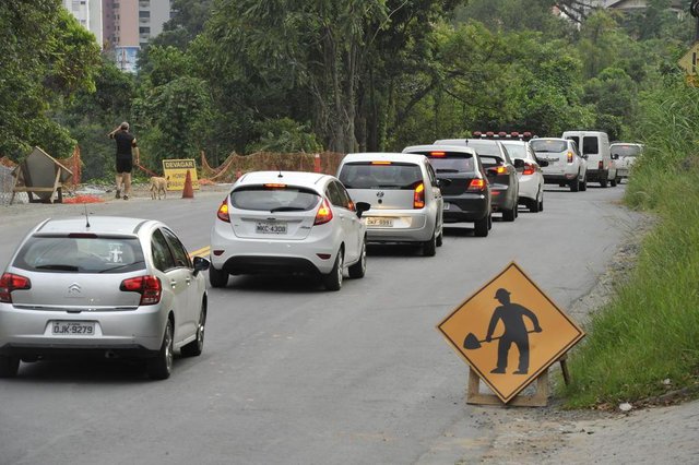 Blumenau - SC - Brasil - 22032018 - Obras viárias vão complicar ainda mais o trânsito de Blumenau. Rua República Argentina. Blumenau - SC - Brasil - 22032018 - Obras viárias vão complicar ainda mais o trânsito de Blumenau. Rua República Argentina.