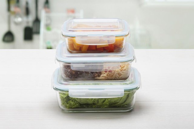 Vem aí o Kit Trio Versátil, o novo brinde da promoção Junte & ganhe da Hora. Estamos na reta final do atual ciclo, que publicará o último selo (número 60) do Kit Café Gourmet da Hora no dia 6 de abril de 2018. Então será hora de começar uma nova cartela, que agora dará como prêmio três potes de vidro retangulares fechados hermeticamente, tipo boro-silicato (refratário, resistente ao forno até 600 graus), nos tamanhos 640ml, 1050ml e 1520ml. O selo número 01 vai sair na capa da Hora no dia 7 de abril, seguindo com publicação em todas as edições até o dia 15 de junho de 2018. Vem aí o Kit Trio Versátil, o novo brinde da promoção Junte & ganhe da Hora. Estamos na reta final do atual ciclo, que publicará o último selo (número 60) do Kit Café Gourmet da Hora no dia 6 de abril de 2018. Então será hora de começar uma nova cartela, que agora dará como prêmio três potes de vidro retangulares fechados hermeticamente, tipo boro-silicato (refratário, resistente ao forno até 600 graus), nos tamanhos 640ml, 1050ml e 1520ml. O selo número 01 vai sair na capa da Hora no dia 7 de abril, seguindo com publicação em todas as edições até o dia 15 de junho de 2018.