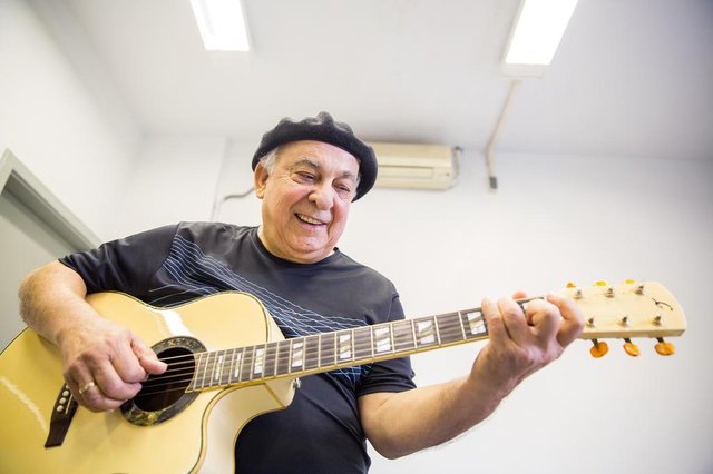 PORTO ALEGRE, RS, BRASIL, 26/03/2018 : Encontro do cantor tradicionalista Luiz Carlos Borges com seu violão roubado em 1994. (Omar Freitas/Agência RBS)Indexador: Omar Freitas PORTO ALEGRE, RS, BRASIL, 26/03/2018 : Encontro do cantor tradicionalista Luiz Carlos Borges com seu violão roubado em 1994. (Omar Freitas/Agência RBS)Indexador: Omar Freitas