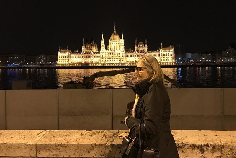 Uma das atrações mais incríveis de Budapeste é o Parlamento Húngaro, em estilo neogótico. É o local onde se reúne a Assembleia Nacional da Hungria. O interior do Parlamento é maravilhoso. Ostenta muita riqueza, com objetos e detalhes em ouro, pisos e paredes cobertos de mármore, granito e diversas obras de arte. A melhor maneira de vê-lo por inteiro e tirar uma bela foto é a partir da margem oposta do Rio Danúbio. Iluminado é de tirar o fôlego.   Nilzete Bukowski, em março de 2017