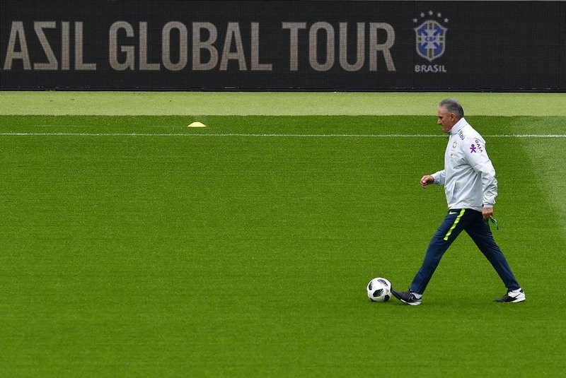  Brazils headcoach Tite walks on the pitch during a training session on the eve of the friendly football match Germany vs Brazil in Berlin, Germany, on March 26, 2018, in preparation of the 2018 Fifa World Cup. / AFP PHOTO / Tobias SCHWARZEditoria: SPOLocal: BerlinIndexador: TOBIAS SCHWARZSecao: soccerFonte: AFPFotógrafo: STF