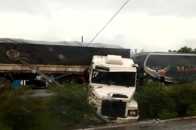 carreta bate em poste em Ascurra carreta bate em poste em Ascurra