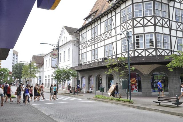 Blumenau - SC - Brasil - 29122015 - Movimento de turistas no centro de Blumenau, rua XV. Blumenau - SC - Brasil - 29122015 - Movimento de turistas no centro de Blumenau, rua XV.