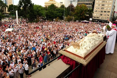 CAXIAS DO SUL, RS, BRASIL, 30/03/2018. Milhares de fiéis participaram da Procissão da Sexta-feira Santa, que levou a imagem do Cristo Morto da Catedral Diocesana, acompanhada da Cruz que veio da Igreja de São Pelegrino, encontrou a imagem de Nossa Senhora das Dores na esquina da Rua do Guia Lopes com a Avenida Julio de Castilhos, e retornou à Catedral. (Diogo Sallaberry/Agência RBS)