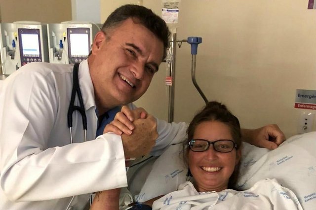 Isabeli Lourenço, paciente que fez transplante de coração em Blumenau, ao lado do médico Frederico di Giovanni, que fez a cirurgia Isabeli Lourenço, paciente que fez transplante de coração em Blumenau, ao lado do médico Frederico di Giovanni, que fez a cirurgia