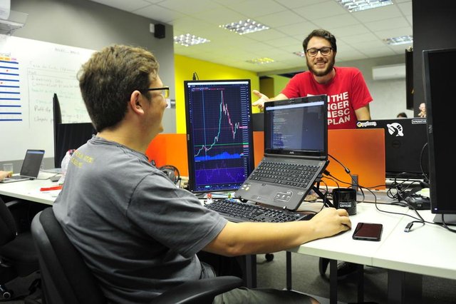 JOINVILLE,SC,BRASIL,07-03-2018.Bitcoin é uma moeda digital do tipo criptomoeda descentralizada e, também um sistema econômico alternativo.Lauro Gripa Neto (em Pé) e Reneie Siqueira da Silva,engenheiros de Software.(Foto:Salmo Duarte/A Notícia) JOINVILLE,SC,BRASIL,07-03-2018.Bitcoin é uma moeda digital do tipo criptomoeda descentralizada e, também um sistema econômico alternativo.Lauro Gripa Neto (em Pé) e Reneie Siqueira da Silva,engenheiros de Software.(Foto:Salmo Duarte/A Notícia)
