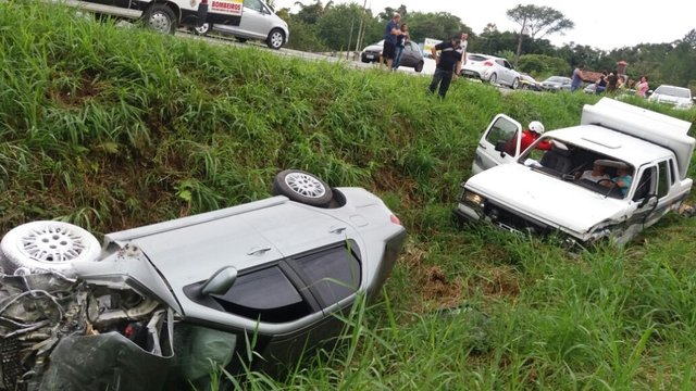 Acidente envolveu três veículos neste domingo de Páscoa, em Araquari Acidente envolveu três veículos neste domingo de Páscoa, em Araquari