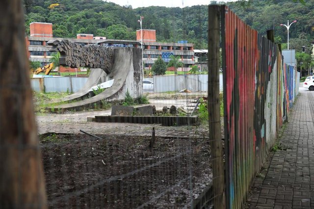 JOINVILLE,SC,BRASIL,28-03-2018.Falta de Segurança no Centro.Locais com tapumes estão sendo usados para se usar drogas no centro da cidade,foto da praça Dário Sales.(Foto:Salmo Duarte/A Notícia) JOINVILLE,SC,BRASIL,28-03-2018.Falta de Segurança no Centro.Locais com tapumes estão sendo usados para se usar drogas no centro da cidade,foto da praça Dário Sales.(Foto:Salmo Duarte/A Notícia)