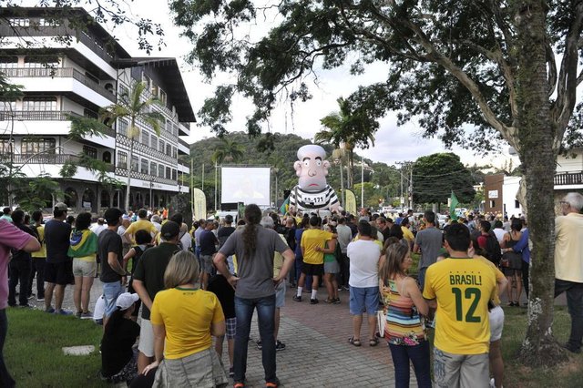Blumenau - SC - Brasil - 03042018 - Movimento a favor da prisão do ex-presidente Lula. em frente a prefeitura de Blumenau. Blumenau - SC - Brasil - 03042018 - Movimento a favor da prisão do ex-presidente Lula. em frente a prefeitura de Blumenau.