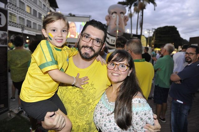 Blumenau - SC - Brasil - 03042018 - Movimento a favor da prisão do ex-presidente Lula. em frente a prefeitura de Blumenau. Jaisson e Isabela com a menina Sara Blumenau - SC - Brasil - 03042018 - Movimento a favor da prisão do ex-presidente Lula. em frente a prefeitura de Blumenau. Jaisson e Isabela com a menina Sara