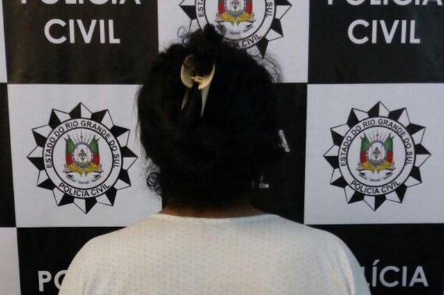 Mulher de 21 anos é presa em ação da Defrec contra o aumento do tráfico de drogas no bairro Reolon, em Caxias do Sul. Mulher de 21 anos é presa em ação da Defrec contra o aumento do tráfico de drogas no bairro Reolon, em Caxias do Sul.