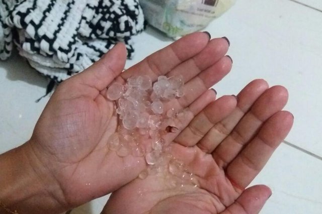 Joinville registra chuva de granizo e alagamentos na noite desta quarta-feira Joinville registra chuva de granizo e alagamentos na noite desta quarta-feira