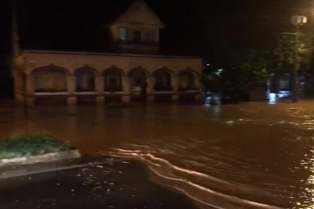 Joinville registra chuva de granizo e alagamentos na noite desta quarta-feira Joinville registra chuva de granizo e alagamentos na noite desta quarta-feira