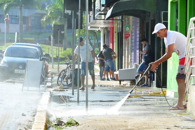 JOINVILLE,SC,BRASIL,05-04-2018.Temporal causa prejuizos e muito transtornos para moradores de Joinville.Comerciantes fazem limpeza de corredores e calçadas.(Foto:Salmo Duarte/A Notícia) JOINVILLE,SC,BRASIL,05-04-2018.Temporal causa prejuizos e muito transtornos para moradores de Joinville.Comerciantes fazem limpeza de corredores e calçadas.(Foto:Salmo Duarte/A Notícia)