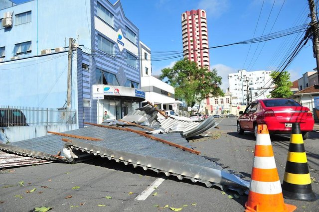 JOINVILLE,SC,BRASIL,05-04-2018.Temporal causa prejuizos e muito transtornos para moradores de Joinville.Cobertura de hotel cai na rua 7 de Setembro.(Foto:Salmo Duarte/A Notícia) JOINVILLE,SC,BRASIL,05-04-2018.Temporal causa prejuizos e muito transtornos para moradores de Joinville.Cobertura de hotel cai na rua 7 de Setembro.(Foto:Salmo Duarte/A Notícia)