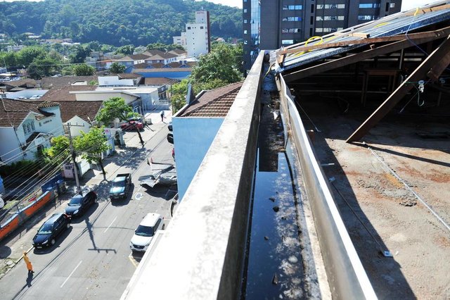 JOINVILLE,SC,BRASIL,05-04-2018.Temporal causa prejuizos e muito transtornos para moradores de Joinville.Cobertura de hotel cai na rua 7 de Setembro.(Foto:Salmo Duarte/A Notícia) JOINVILLE,SC,BRASIL,05-04-2018.Temporal causa prejuizos e muito transtornos para moradores de Joinville.Cobertura de hotel cai na rua 7 de Setembro.(Foto:Salmo Duarte/A Notícia)