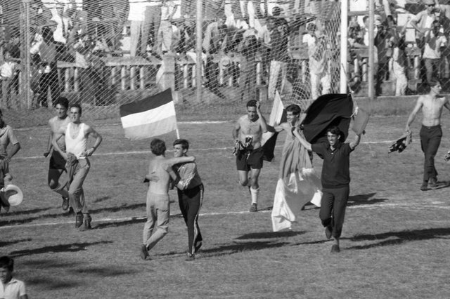 Jogo entre Grêmio1x1 Brasil de Pelotas em 03/12/1967. Returno do campeonato Gaúcho de 1967. #Envelope: 47380#Fotógrafo: Marianifotógrafo identificado no envelope apenas como Mariani Jogo entre Grêmio1x1 Brasil de Pelotas em 03/12/1967. Returno do campeonato Gaúcho de 1967. #Envelope: 47380#Fotógrafo: Marianifotógrafo identificado no envelope apenas como Mariani