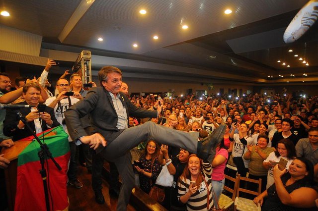CAXIAS DO SUL, RS, BRASIL 05-04-2018O deputado federal Jair Bolsonaro (PSL) em visita a Caxias do Sul. Foto no salão paroquial da igreja de Nossa Senhora da Saúde. (Felipe nyland/Agência RBS) CAXIAS DO SUL, RS, BRASIL 05-04-2018O deputado federal Jair Bolsonaro (PSL) em visita a Caxias do Sul. Foto no salão paroquial da igreja de Nossa Senhora da Saúde. (Felipe nyland/Agência RBS)