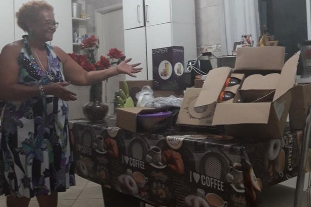 Via Whats - 48 8415-7915A técnica de enfermagem Vera Regina Rodrigues da Costa, de 59 anos, é uma leitora assídua da Hora e também colecionadora dos kits. E aprovou a novidade que está chegando. ¿Esse tipo de potes é muito bom¿, disse a mora do bairro Ceniro Martins, em São José, após ver as fotos de divulgação durante a semana. Como ela faz todas as coleções, aproveita para destacar o que mais gostou. ¿O melhor kit para mim foi o das panelas (Kit Bom de Fogão), são maravilhosas. A garrafa térmica (Kit +Que Café) é uma maravilha. Mas todos são bons, faço todos, é uma cachaça já¿, conta entre risos. Mas nem tudo fica com ela, pois Vera também presenteia familiares e amigos com os brinde. Não tenho mais lugar para colocar tantos kits, revela.Sobre o conteúdo editorial, Vera destaca que lê o jornal todo, mas tem suas preferência. ¿Adoro a coluna do Edsoul. Gosto muito dele e vem muita coisa boa sobre as comunidades ali¿. E como boa avaiana, não perde as notícias do time, assim como também já fez várias receitas que saem nas sexta-feira. E agora vai ter os potes hermeticamente fechados do Trio Versátil para guardar suas delícias. Via Whats - 48 8415-7915A técnica de enfermagem Vera Regina Rodrigues da Costa, de 59 anos, é uma leitora assídua da Hora e também colecionadora dos kits. E aprovou a novidade que está chegando. ¿Esse tipo de potes é muito bom¿, disse a mora do bairro Ceniro Martins, em São José, após ver as fotos de divulgação durante a semana. Como ela faz todas as coleções, aproveita para destacar o que mais gostou. ¿O melhor kit para mim foi o das panelas (Kit Bom de Fogão), são maravilhosas. A garrafa térmica (Kit +Que Café) é uma maravilha. Mas todos são bons, faço todos, é uma cachaça já¿, conta entre risos. Mas nem tudo fica com ela, pois Vera também presenteia familiares e amigos com os brinde. Não tenho mais lugar para colocar tantos kits, revela.Sobre o conteúdo editorial, Vera destaca que lê o jornal todo, mas tem suas preferência. ¿Adoro a coluna do Edsoul. Gosto muito dele e vem muita coisa boa sobre as comunidades ali¿. E como boa avaiana, não perde as notícias do time, assim como também já fez várias receitas que saem nas sexta-feira. E agora vai ter os potes hermeticamente fechados do Trio Versátil para guardar suas delícias.