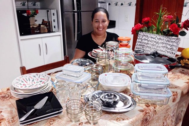 A cozinheira Adriana Taboas, moradora de Capoeiras ¿ Floripa, também é uma grande fã nossa. E a parte que mais gosta é a coluna Receita da Hora, de sextas-feiras. Mas curte futebol também, é Figueirense e está torcendo para rolar um pôster do time campeão. ¿ Eu adoro tudo! Quem lê a HORA está sempre bem informado, tem tudo, tem esporte, serviços, emprego, comunidade, colunas boas ¿ salienta. Adriana conta que faz todos os kits há mais de cinco anos. E adora um pote, por isso, declarou-se apaixonada pelo Kit Trio Versátil. Aliás, ela já tem um em casa, que ganhou em primeira mão. É que ela viu a ação que rolou com os leitores na semana passada na página Fala,Leitor! (páginas 2 e 3 do jornal), participou e não é que ganhou?! A cozinheira Adriana Taboas, moradora de Capoeiras ¿ Floripa, também é uma grande fã nossa. E a parte que mais gosta é a coluna Receita da Hora, de sextas-feiras. Mas curte futebol também, é Figueirense e está torcendo para rolar um pôster do time campeão. ¿ Eu adoro tudo! Quem lê a HORA está sempre bem informado, tem tudo, tem esporte, serviços, emprego, comunidade, colunas boas ¿ salienta. Adriana conta que faz todos os kits há mais de cinco anos. E adora um pote, por isso, declarou-se apaixonada pelo Kit Trio Versátil. Aliás, ela já tem um em casa, que ganhou em primeira mão. É que ela viu a ação que rolou com os leitores na semana passada na página Fala,Leitor! (páginas 2 e 3 do jornal), participou e não é que ganhou?!