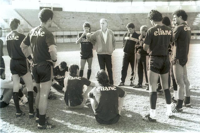 Milioli Neto , reunido com jogadores do criciúma no estádio Heriberto Hulsefotoarquivo: Mauricio Vieira - 21/07/1988 Milioli Neto , reunido com jogadores do criciúma no estádio Heriberto Hulsefotoarquivo: Mauricio Vieira - 21/07/1988