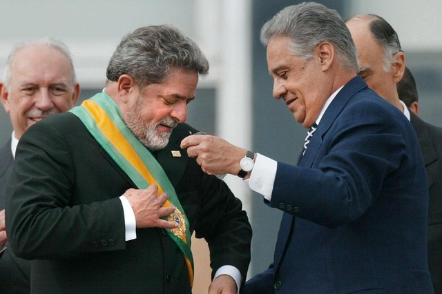 BRAZIL-CARDOSO-LULA-INAUGURATIONBrazils newl President Luiz Inacio Lula da Silva (L) receives the presidential band from former President Fernando Henrique Cardoso, during the inauguration ceremony held at the Planalto Palace in Brasilia, 01 January, 2003. AFP PHOTO/ORLANDO KISSNER / AFP PHOTO / ORLANDO KISSNEREditoria: POLLocal: BrasíliaIndexador: ORLANDO KISSNERSecao: governmentFonte: AFP BRAZIL-CARDOSO-LULA-INAUGURATIONBrazils newl President Luiz Inacio Lula da Silva (L) receives the presidential band from former President Fernando Henrique Cardoso, during the inauguration ceremony held at the Planalto Palace in Brasilia, 01 January, 2003. AFP PHOTO/ORLANDO KISSNER / AFP PHOTO / ORLANDO KISSNEREditoria: POLLocal: BrasíliaIndexador: ORLANDO KISSNERSecao: governmentFonte: AFP
