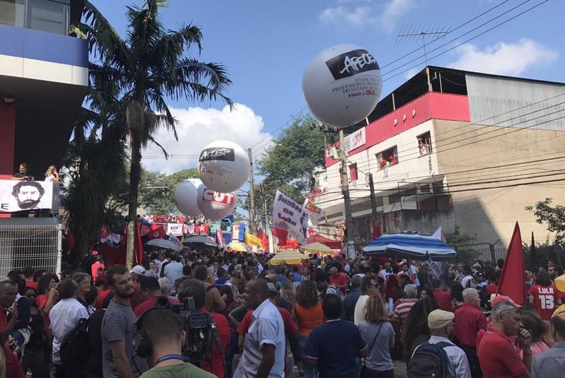  SÃO BERNARDO DO CAMPO, SP, BRASIL, 06-04-2018. Multidão de simpatizantes do ex-presidente Lula se concentra em frente à sede do Sindicato dos Metalúrgicos em São Bernardo do Campo. (JULIANA BUBLITZ/AGÊNCIA RBS)