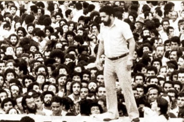 A primeira assembleia no Estádio da Vila Euclides, em São Bernardo, foi realizada no dia 13 de março de 1979, sem palanque, com Lula falando em cima de mesas e debaixo de chuva. Lula falava, os que estavam à frente repetiam em coro e assim, sucessivamente, os demais iam passando para trás. A primeira assembleia no Estádio da Vila Euclides, em São Bernardo, foi realizada no dia 13 de março de 1979, sem palanque, com Lula falando em cima de mesas e debaixo de chuva. Lula falava, os que estavam à frente repetiam em coro e assim, sucessivamente, os demais iam passando para trás.
