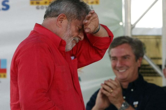 #PÁGINA: 12Lula inaugura adutora em AlagoasAL - ALAGOAS/LULA/ADUTORA - POLÍTICA - O presidente Luiz Inácio Lula (e) da Silva é observado pelo ex- presidente e senador por Alagoas, Fernando Collor de Mello (d), durante cerimônia de inauguração da Adutora Helenildo Ribeiro realizada no Estádio Municipal Juca Sampaio, em Palmeira dos Índios, interior de Alagoas. 14/07/2009 - Foto: HÉLVIO ROMERO/AE Fonte: AE Fotógrafo: HÉLVIO ROMERO #PÁGINA: 12Lula inaugura adutora em AlagoasAL - ALAGOAS/LULA/ADUTORA - POLÍTICA - O presidente Luiz Inácio Lula (e) da Silva é observado pelo ex- presidente e senador por Alagoas, Fernando Collor de Mello (d), durante cerimônia de inauguração da Adutora Helenildo Ribeiro realizada no Estádio Municipal Juca Sampaio, em Palmeira dos Índios, interior de Alagoas. 14/07/2009 - Foto: HÉLVIO ROMERO/AE Fonte: AE Fotógrafo: HÉLVIO ROMERO