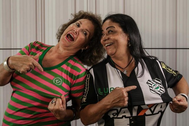 FLORIANÓPOLIS, SC, BRASIL - 05/04/2018Torcedoras da Chapecoense e Figueirense se preparam para a final. Na foto, Mariluce (Chapecoense) e Myriam (Figueirense). FLORIANÓPOLIS, SC, BRASIL - 05/04/2018Torcedoras da Chapecoense e Figueirense se preparam para a final. Na foto, Mariluce (Chapecoense) e Myriam (Figueirense).