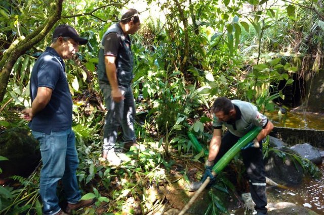 GARUVA, SANTA CATARINA, BRASIL (08/04/2018): Órgãos ambientais trabalham na contenção de produto químico que vazou em rio entre as cidades de Garuva e Guaratuba GARUVA, SANTA CATARINA, BRASIL (08/04/2018): Órgãos ambientais trabalham na contenção de produto químico que vazou em rio entre as cidades de Garuva e Guaratuba