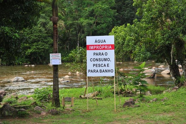 GARUVA,SC,BRASIL,09-04-2018.Acidente na 376.Orgãos ambientais trabalham pra retira produto tóxico e o óleo no Rio São Joâo em Garuva.Placa de aviso.(Foto:Salmo Duarte/A Notgícia) GARUVA,SC,BRASIL,09-04-2018.Acidente na 376.Orgãos ambientais trabalham pra retira produto tóxico e o óleo no Rio São Joâo em Garuva.Placa de aviso.(Foto:Salmo Duarte/A Notgícia)