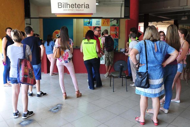JOINVILLE,SC,BRASIL,10-04-2018.Venda de ingressos para o festival de dança de Joinville,centreventos.(Foto:Salmo Duarte/A Notícia) JOINVILLE,SC,BRASIL,10-04-2018.Venda de ingressos para o festival de dança de Joinville,centreventos.(Foto:Salmo Duarte/A Notícia)