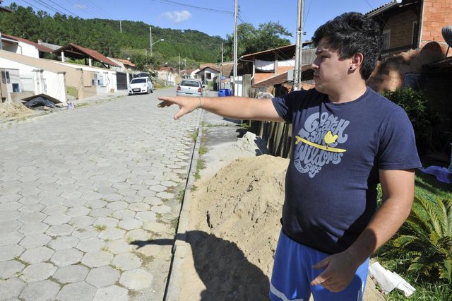 Blumenau - SC - Brasil - 10042018 - Ruas sem pavimentação e recém pavimentadas. Rua Henrique Assini, Sr. Jonas Linhares Blumenau - SC - Brasil - 10042018 - Ruas sem pavimentação e recém pavimentadas. Rua Henrique Assini, Sr. Jonas Linhares