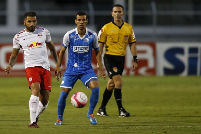 Diogo Oliveira (ao fundo) é destaque do São Bento na Série B Diogo Oliveira (ao fundo) é destaque do São Bento na Série B