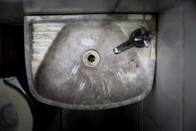 FLORIANÓPOLIS, SC, BRASIL, 12-04-2018 - Moradia Estudantil da UFSC está em situação preocupante. Diversos problemas ocorrem no local, tais como ratos, fiação elétrica comprometida, máquinas de lavar roupa sem funcionamento, pisso solto e quebradiço, quartos sem espaço, entre outros. FLORIANÓPOLIS, SC, BRASIL, 12-04-2018 - Moradia Estudantil da UFSC está em situação preocupante. Diversos problemas ocorrem no local, tais como ratos, fiação elétrica comprometida, máquinas de lavar roupa sem funcionamento, pisso solto e quebradiço, quartos sem espaço, entre outros.