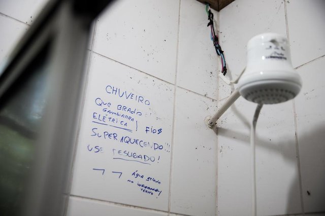 FLORIANÓPOLIS, SC, BRASIL, 12-04-2018 - Moradia Estudantil da UFSC está em situação preocupante. Diversos problemas ocorrem no local, tais como ratos, fiação elétrica comprometida, máquinas de lavar roupa sem funcionamento, pisso solto e quebradiço, quartos sem espaço, entre outros. FLORIANÓPOLIS, SC, BRASIL, 12-04-2018 - Moradia Estudantil da UFSC está em situação preocupante. Diversos problemas ocorrem no local, tais como ratos, fiação elétrica comprometida, máquinas de lavar roupa sem funcionamento, pisso solto e quebradiço, quartos sem espaço, entre outros.