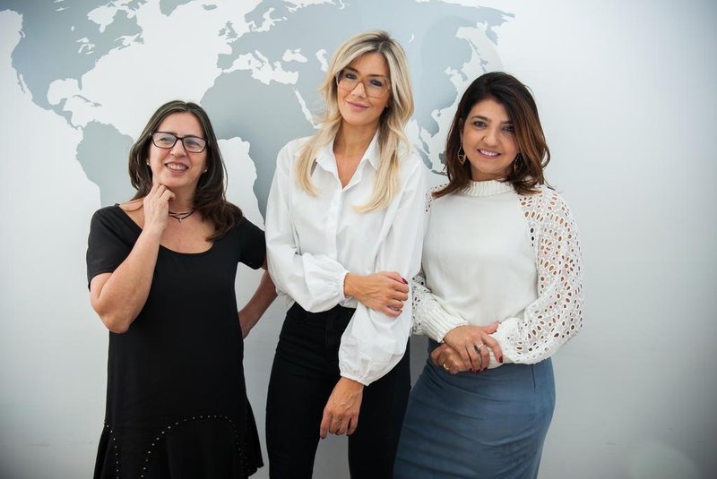 Scheila Vontobel (meio), fundadora da empresa Elefante Letrado, com as diretoras Annete Baldi e Mônica Timm de Carvalho.