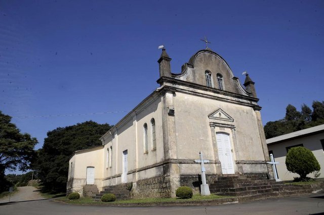 CARLOS BARBOSA, RS, BRASIL, 13/04/2018 - Roteiro LAmore Di Colonia é opção de passeio no interior de Carlos Barbosa. O trajeto tem paradas em oito pontos na localidade de Santo Antônio de Castro. O passeio tem início com um farto café da manhã no Caffè Di Elena. Depois de se deliciar com os pratos, os visitantes são conduzidos ao pomar pela proprietária do local, Elena Maria Possebon Zilio, 52. NA FOTO: A Igreja Velha é o terceiro ponto de visitação. O antigo templo católico foi inaugurado em 1916 no centro da comunidade e homenageia o padroeiro, Santo Antônio de Castro.(Marcelo Casagrande/Agência RBS) CARLOS BARBOSA, RS, BRASIL, 13/04/2018 - Roteiro LAmore Di Colonia é opção de passeio no interior de Carlos Barbosa. O trajeto tem paradas em oito pontos na localidade de Santo Antônio de Castro. O passeio tem início com um farto café da manhã no Caffè Di Elena. Depois de se deliciar com os pratos, os visitantes são conduzidos ao pomar pela proprietária do local, Elena Maria Possebon Zilio, 52. NA FOTO: A Igreja Velha é o terceiro ponto de visitação. O antigo templo católico foi inaugurado em 1916 no centro da comunidade e homenageia o padroeiro, Santo Antônio de Castro.(Marcelo Casagrande/Agência RBS)