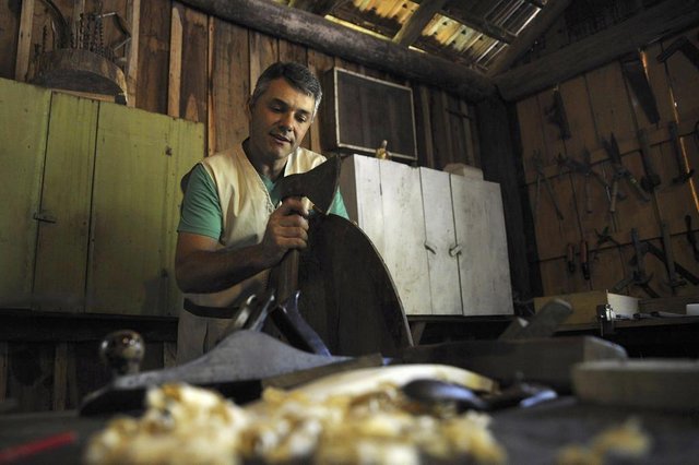 CARLOS BARBOSA, RS, BRASIL, 13/04/2018 - Roteiro LAmore Di Colonia é opção de passeio no interior de Carlos Barbosa. O trajeto tem paradas em oito pontos na localidade de Santo Antônio de Castro. NA FOTO: Na Carpenteria Dino, Leonardo Zarpelon, 38 anos, mostra como era a antiga carpintaria do pai dele, Vivaldino Zarpelon, falecido em 2008. No galpão, ele construía barricas de madeira para armazenamento de bebidas, além de mesas e bancos, entre outros itens. Aos fundos da propriedade da família um riacho e uma pequena queda dágua. (Marcelo Casagrande/Agência RBS) CARLOS BARBOSA, RS, BRASIL, 13/04/2018 - Roteiro LAmore Di Colonia é opção de passeio no interior de Carlos Barbosa. O trajeto tem paradas em oito pontos na localidade de Santo Antônio de Castro. NA FOTO: Na Carpenteria Dino, Leonardo Zarpelon, 38 anos, mostra como era a antiga carpintaria do pai dele, Vivaldino Zarpelon, falecido em 2008. No galpão, ele construía barricas de madeira para armazenamento de bebidas, além de mesas e bancos, entre outros itens. Aos fundos da propriedade da família um riacho e uma pequena queda dágua. (Marcelo Casagrande/Agência RBS)