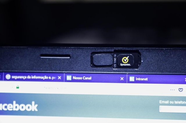 Marcelo Gandra Silva trabalha com segurança da informação na Fiesc e tem uma postura cautelosa no uso de smartphone, redes sociais, aplicativos. Ele, por exemplo, procura tampar a webcam quando não está em uso. (FOTO: TIAGO GHIZONI/DIÁRIO CATARINENSE - FLORIANÓPOLIS, SANTA CATARINA, BRASIL - 12/04/2018) Marcelo Gandra Silva trabalha com segurança da informação na Fiesc e tem uma postura cautelosa no uso de smartphone, redes sociais, aplicativos. Ele, por exemplo, procura tampar a webcam quando não está em uso. (FOTO: TIAGO GHIZONI/DIÁRIO CATARINENSE - FLORIANÓPOLIS, SANTA CATARINA, BRASIL - 12/04/2018)