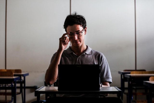 Thiago Goularte tem uso precavido da internet. Não usa webcam nem microfone no computador, evita permitir acesso de aplicativos a recursos do celular dele. (FOTO: TIAGO GHIZONI/DIÁRIO CATARINENSE - FLORIANÓPOLIS, SANTA CATARINA, BRASIL - 12/04/2018) Thiago Goularte tem uso precavido da internet. Não usa webcam nem microfone no computador, evita permitir acesso de aplicativos a recursos do celular dele. (FOTO: TIAGO GHIZONI/DIÁRIO CATARINENSE - FLORIANÓPOLIS, SANTA CATARINA, BRASIL - 12/04/2018)