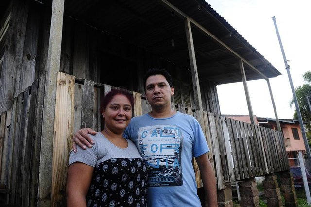 PORTO ALEGRE,RS,BRASIL.2018-04-03.Moradores do Loteamento Condomínio Mariante, no bairro Lomba do Pinheiro, receberam títulos de propriedade do governo. Esse é o maior loteamento irregular da Capital já regularizado pela Procuradoria-Geral do Município (PGM).Na foto-Liziane Fredo e Marcos Roberto Dias Fagundes.(RONALDO BERNARDI/AGENCIA RBS). PORTO ALEGRE,RS,BRASIL.2018-04-03.Moradores do Loteamento Condomínio Mariante, no bairro Lomba do Pinheiro, receberam títulos de propriedade do governo. Esse é o maior loteamento irregular da Capital já regularizado pela Procuradoria-Geral do Município (PGM).Na foto-Liziane Fredo e Marcos Roberto Dias Fagundes.(RONALDO BERNARDI/AGENCIA RBS).